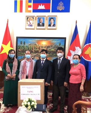 5-2021-TRAO KHAU TRANG CAMPUCHIA 2 (Copy).jpg