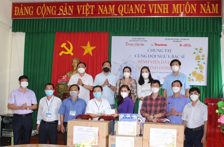 Trao tăng Vật tư, trang thiết bị y tế (Copy).jpg