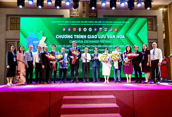 Chuong trinh giao luu van hoa voi Tong lanh su cac nuoc2.JPG