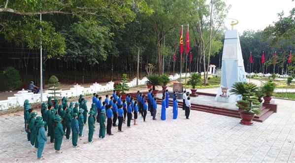 Ảnh 3. Tượng đài Phu Rieng đỏ_600_10102025171430.jpg