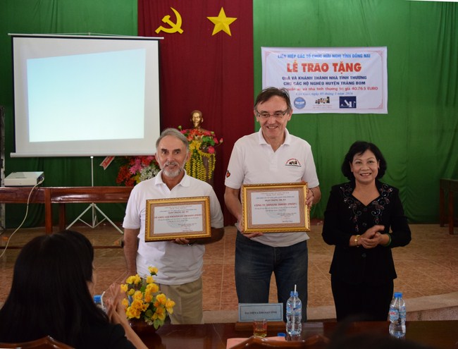 Lanh dao Lien hiep trao giay tri an (Copy).jpg