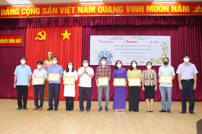 Lãnh đạo huyện Thống Nhất trao thư cảm ơn cho các đơn vị hỗ trợ.jpg