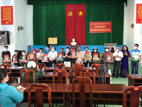 16-1-22TANG QUA TET CHO DT HOA2.jpg.png